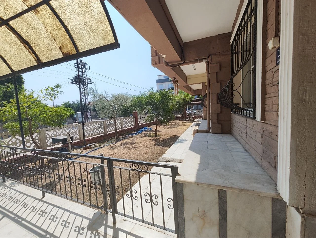 Nazilli Lider Erkek Öğrenci Yurdu bahçesi ve yurt binası dış cephesi