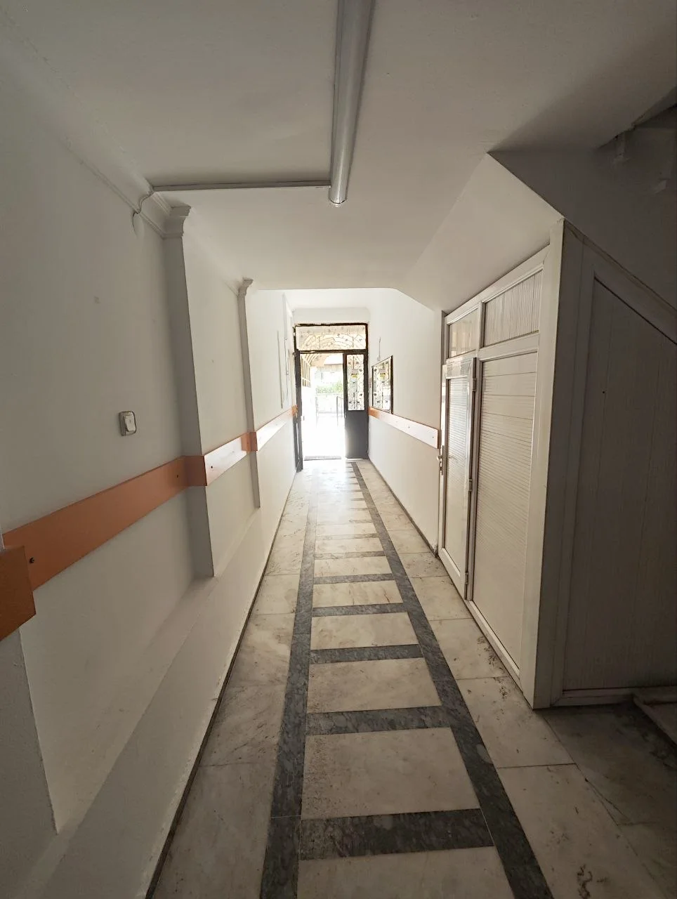 Nazilli erkek öğrenci yurdu giriş koridoru ve ortak geçiş alanı