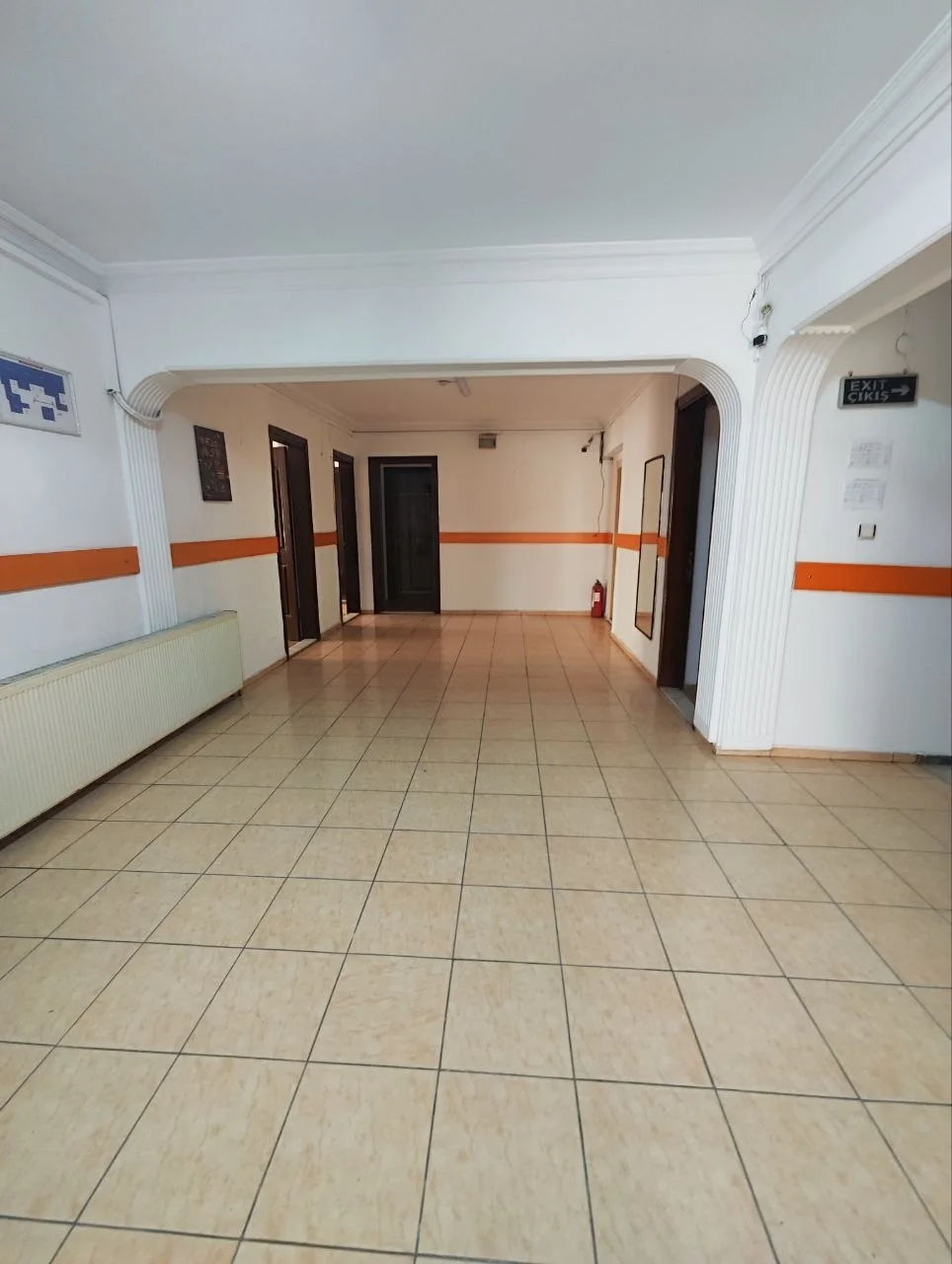 Nazilli Lider Erkek Öğrenci Yurdu geniş ve aydınlık kat holü