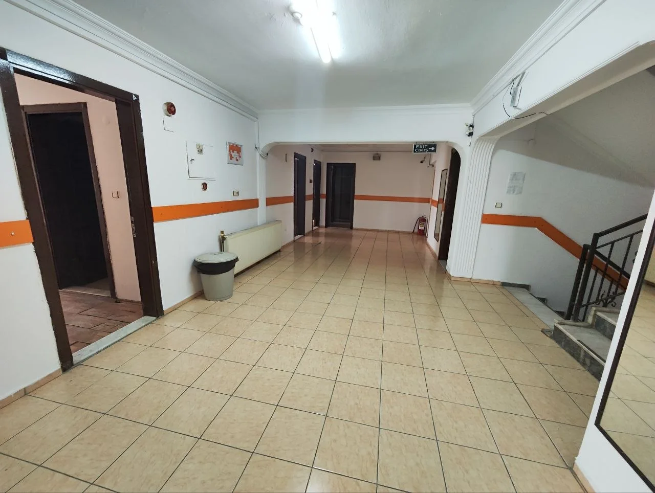 Nazilli erkek öğrenci yurdu kat holü, merdiven ve güvenli geçiş alanı