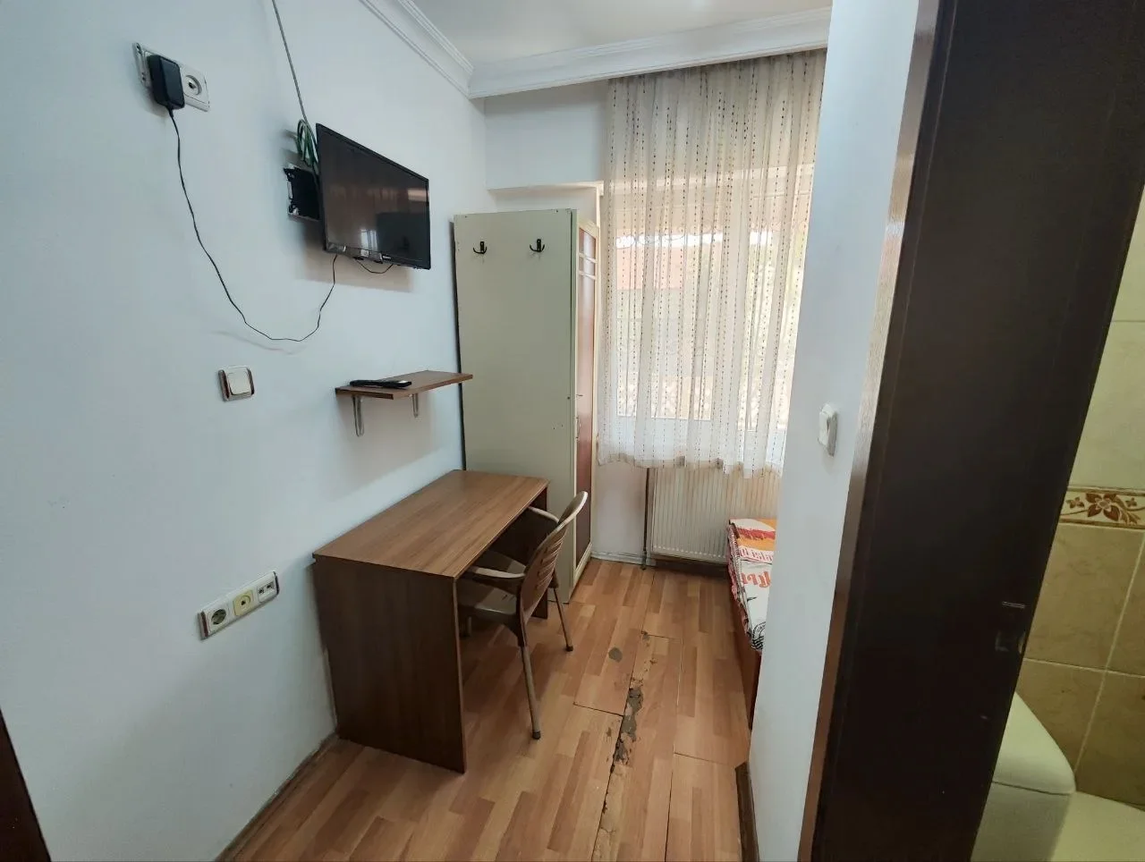 Nazilli erkek öğrenci yurdu 1 kişilik oda çalışma masası, televizyon ve dolap görünümü