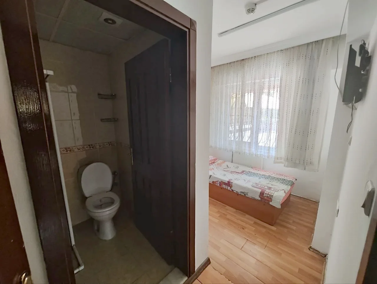 Nazilli 1 kişilik öğrenci odası içindeki özel banyo, tuvalet ve yatak görünümü