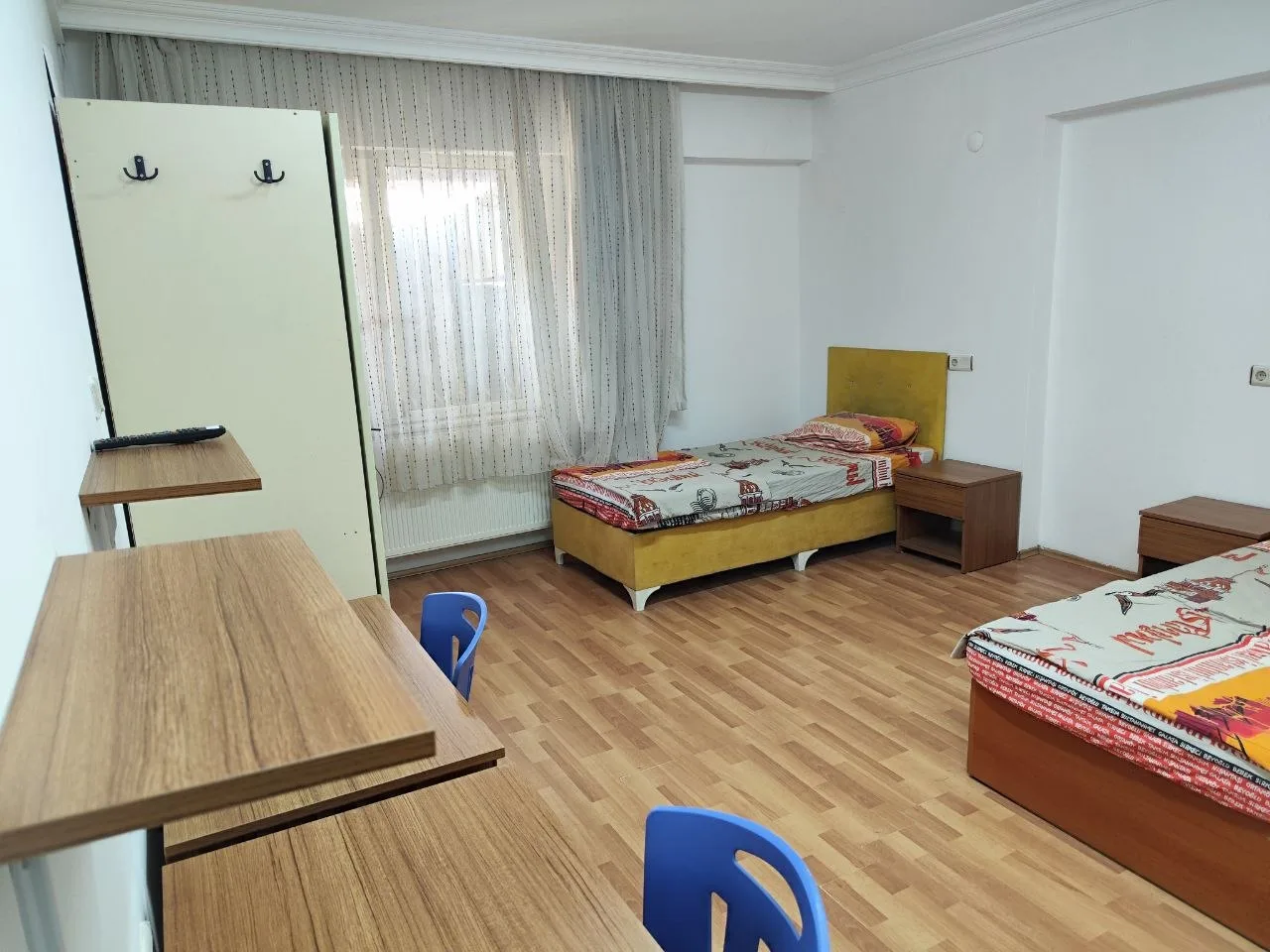 Lider Erkek Öğrenci Yurdu iki kişilik oda yatak, dolap ve çalışma masaları