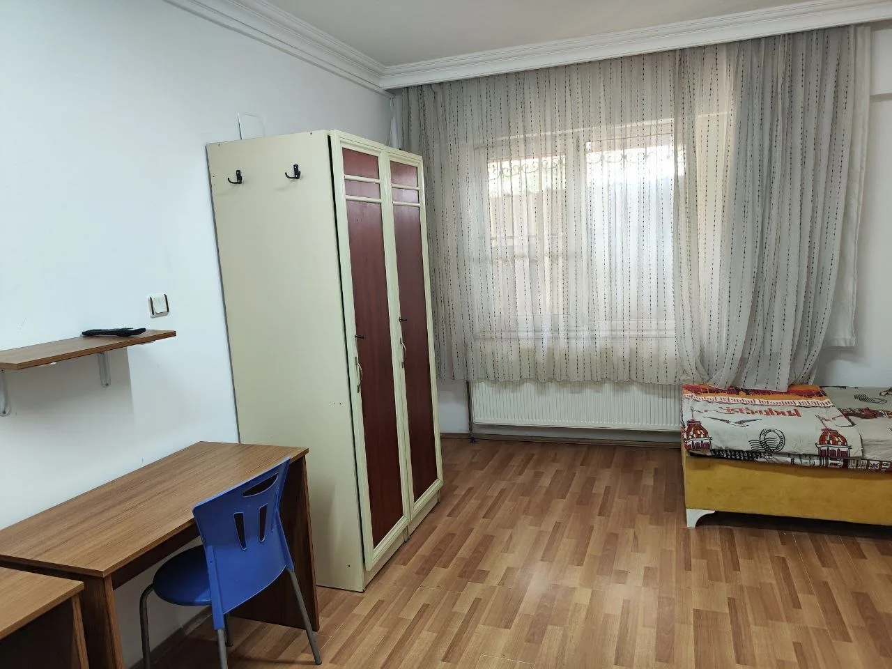 Nazilli erkek öğrenci yurdu 2 kişilik oda dolap, pencere ve çalışma masası