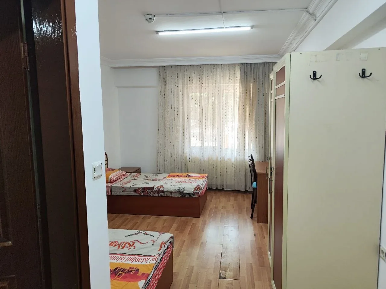 Nazilli iki kişilik öğrenci odasının girişten yatak ve dolap görünümü