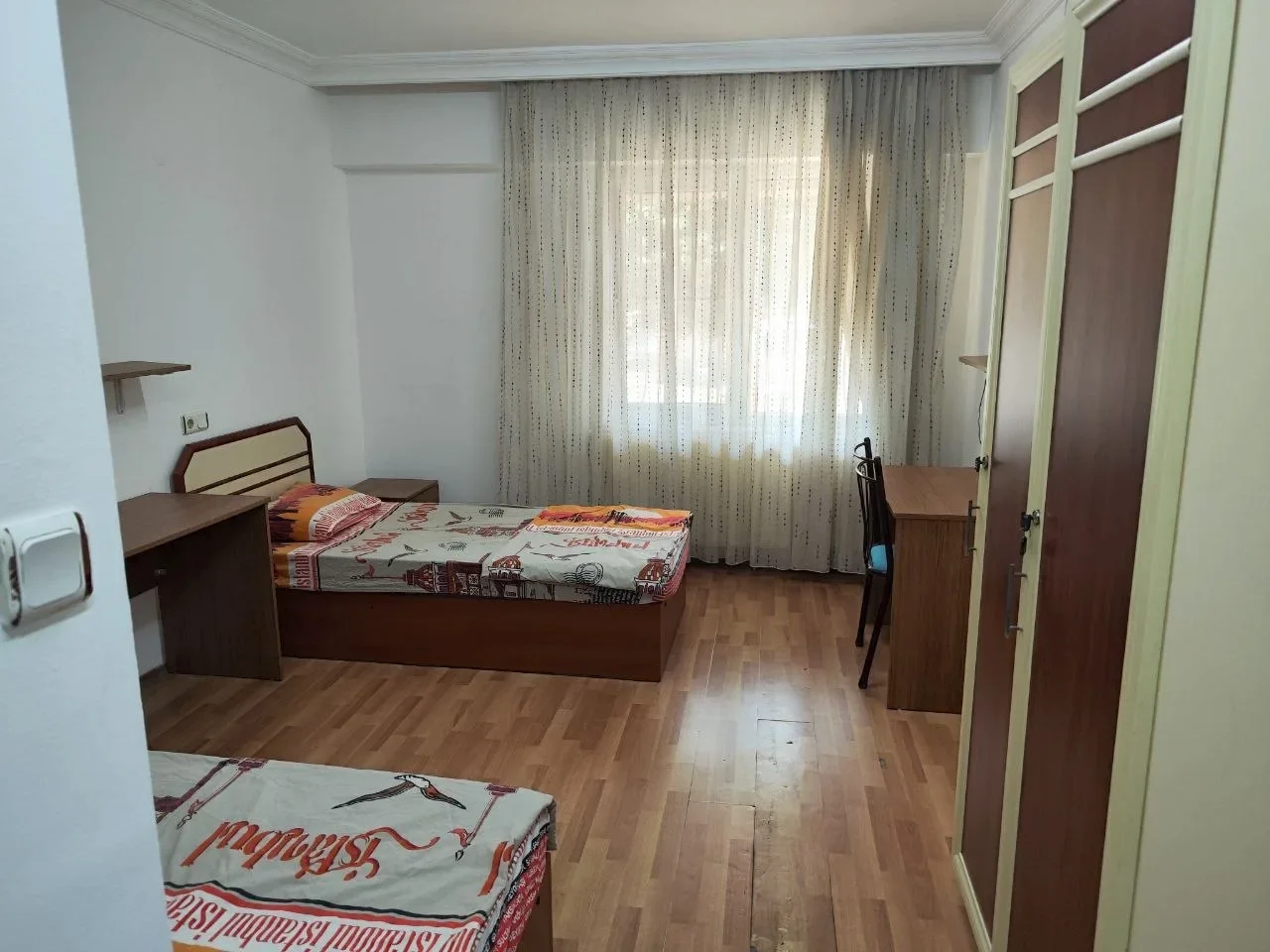 Lider Erkek Öğrenci Yurdu iki kişilik oda yatak, masa ve gardırop düzeni