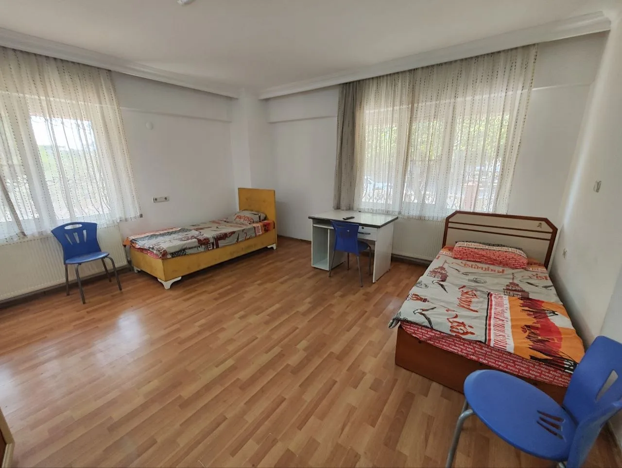 Lider Erkek Öğrenci Yurdu üç kişilik oda yataklar, pencere ve ortak çalışma masası