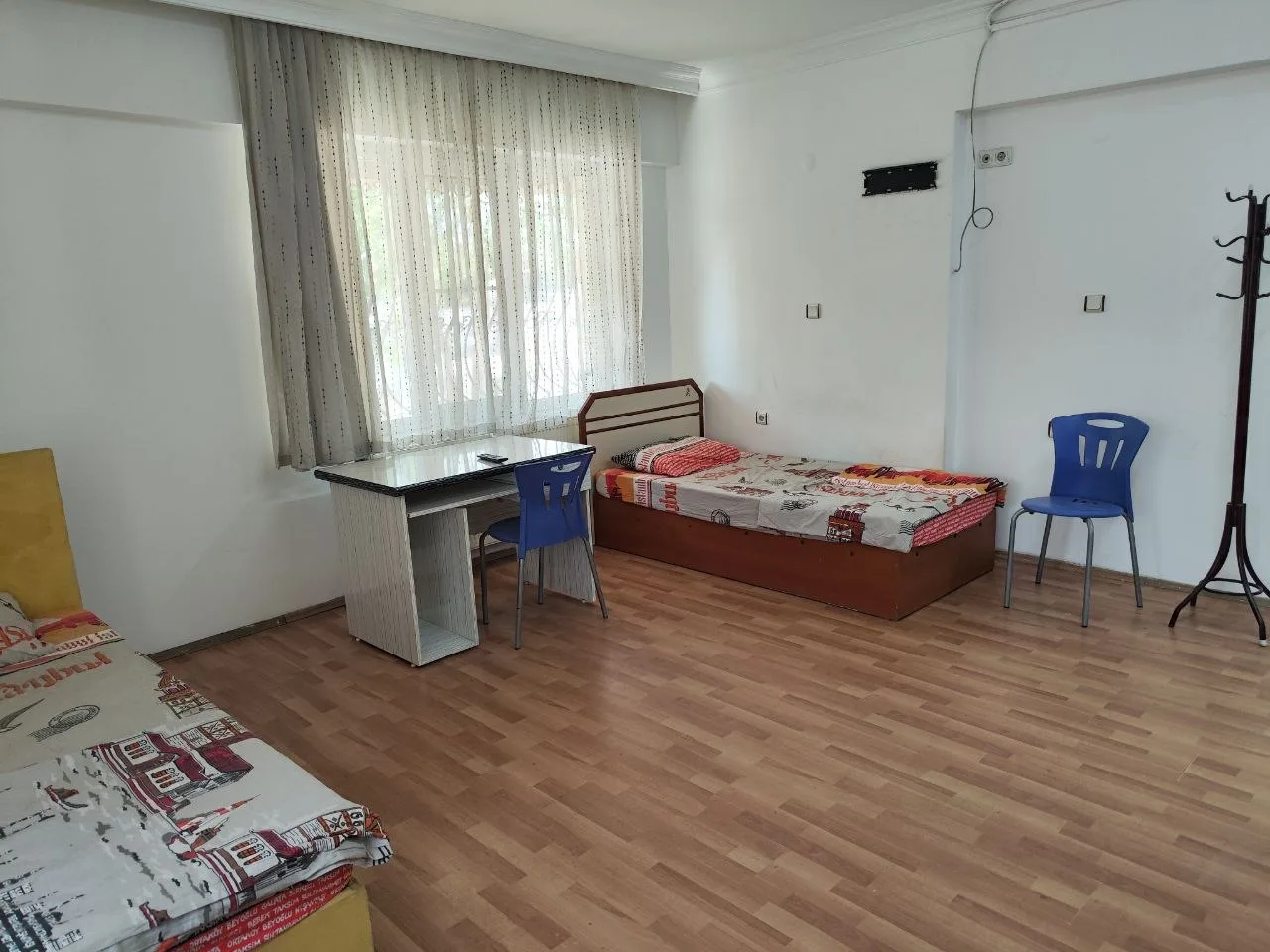Nazilli 3 kişilik öğrenci odası çalışma masası, yataklar ve ferah oda görünümü