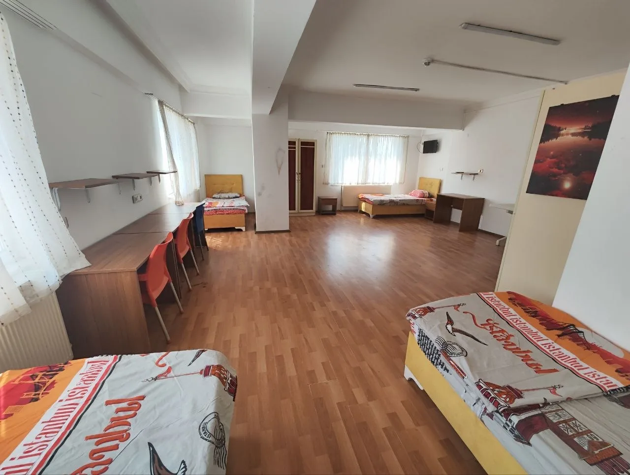 Nazilli dört kişilik erkek öğrenci odası yataklar ve öğrencilere ayrılmış çalışma masaları